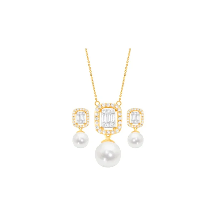 0.69Ct VVS/FG Diamond Pendant Set With Pearl in 18K Gold