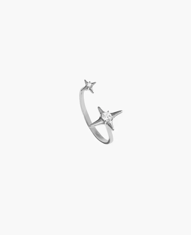 Anillo brillante de plata