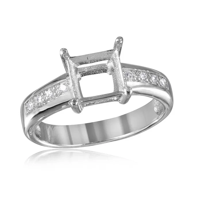 Anillo de plata 925 bañado en rodio con montura cuadrada y piedras CZ – BGR00492