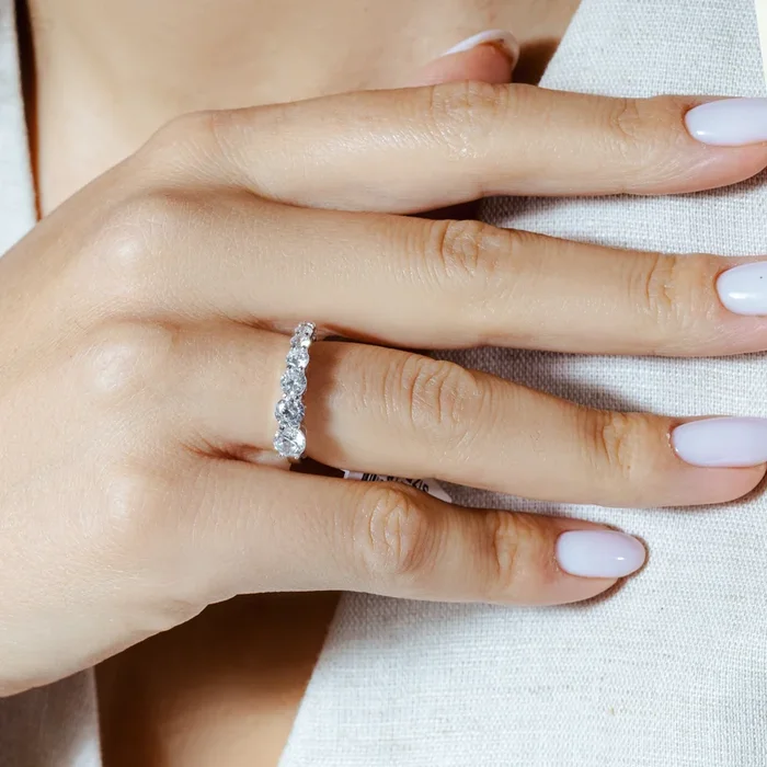 Anillo de plata 925 con circonitas chapadas en rodio – STR00218
