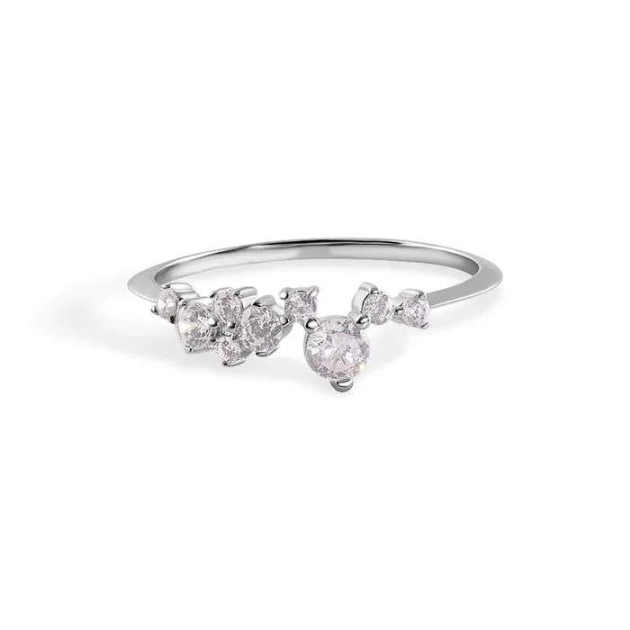 Anillo de plata de ley 925 con baño de rodio, sin níquel y con diseño abstracto y circonitas transparentes – STR01175