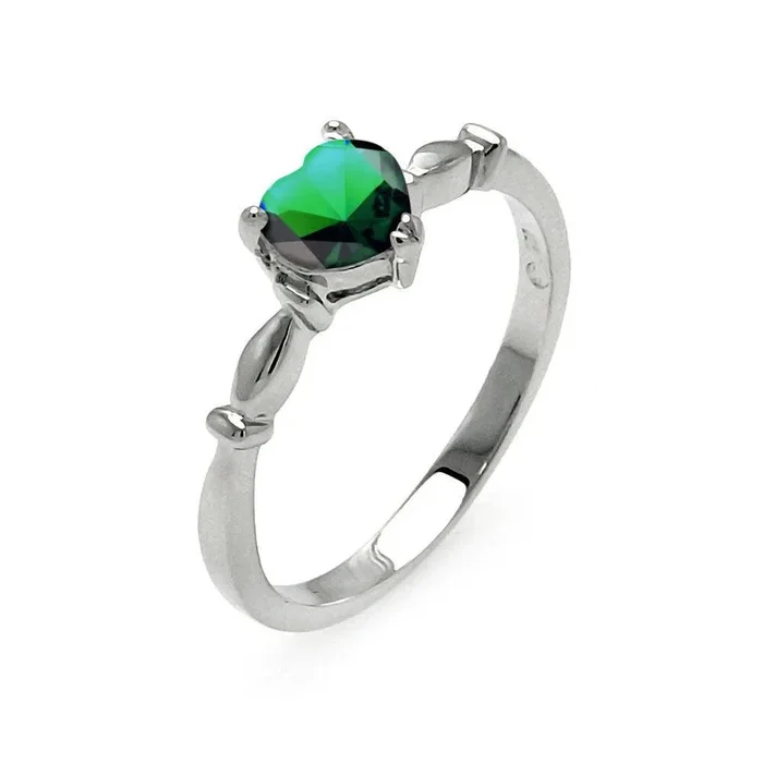 Anillo May verde con corazón de circonitas cúbicas en plata de ley 925 rodiada – BGR00521MAY