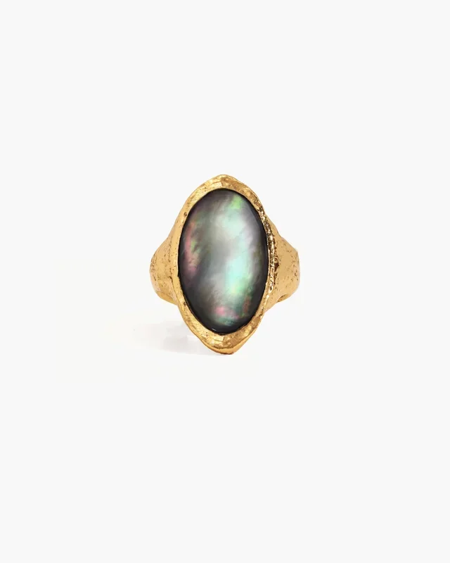Anillo ovalado de concha medianoche