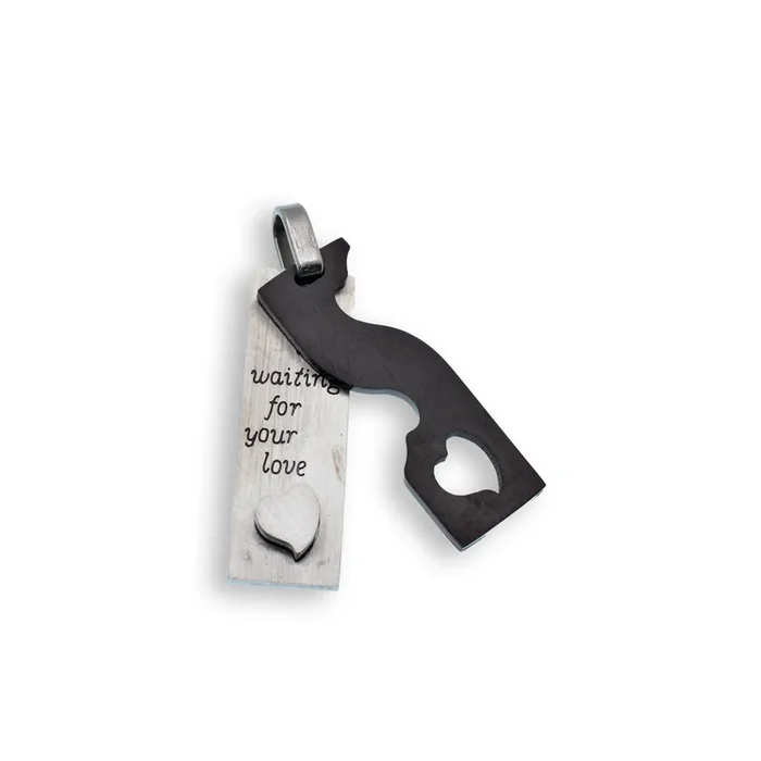 Colgante “Solo te espero” de acero inoxidable con baño de rodio y negro – SSP00057