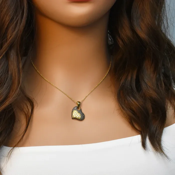 Collar con colgante de corazón de circonitas transparentes en plata 925 bañado en oro y acabado en rodio negro mate – STP00984