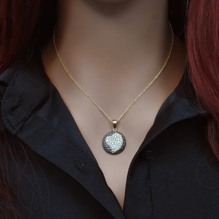 Collar con colgante de corazón de ónix redondo martillado con circonitas cúbicas transparentes y acabado en rodio negro mate (plata 925) – STP00990