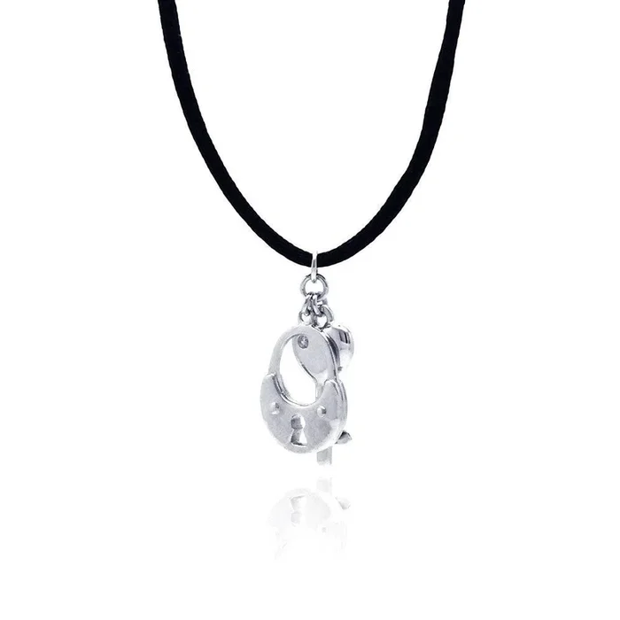 Collar con colgante de llave y esposas de circonitas transparentes en plata 925 rodiada (Liquidación) – STP00956