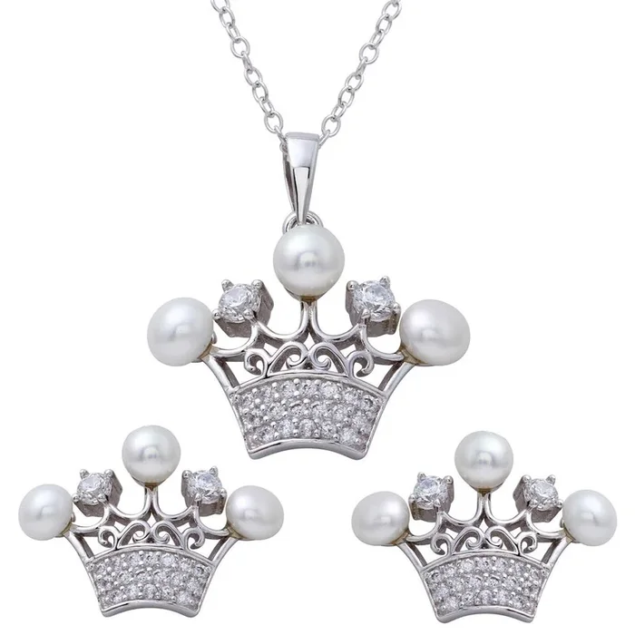 Conjunto de colgante y pendientes de corona de circonitas cúbicas en plata de ley 925 rodiada con perlas sintéticas – BGS00540