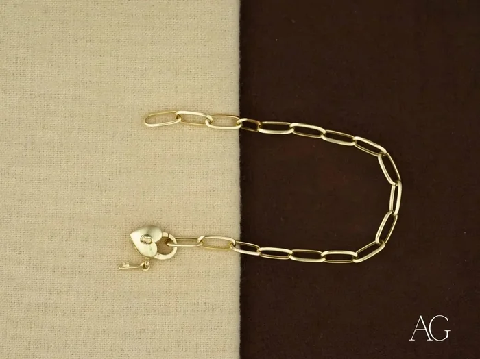 Elegant 18k gold heart lobster clasp bracelet for any occasion