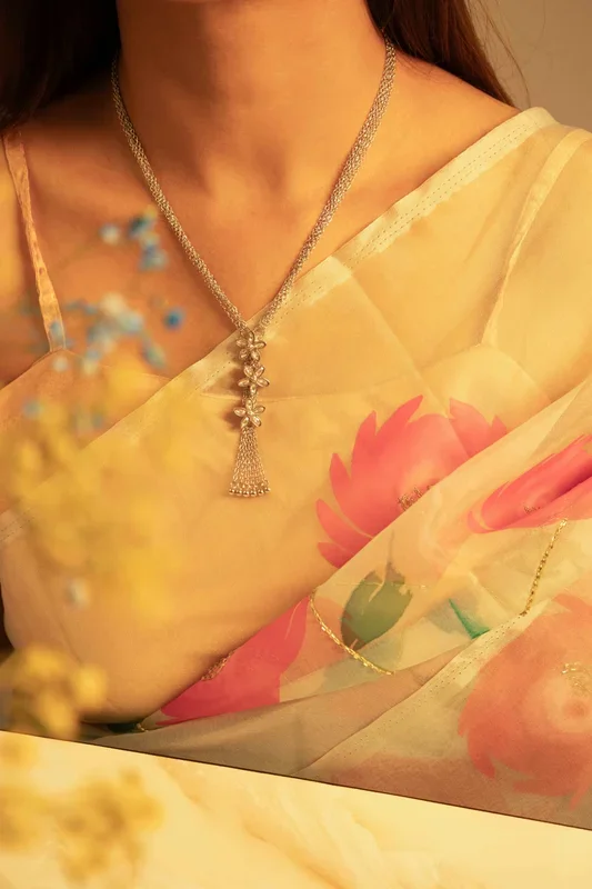 Essence Kundan Flower Sequence Chain Cluster Necklace