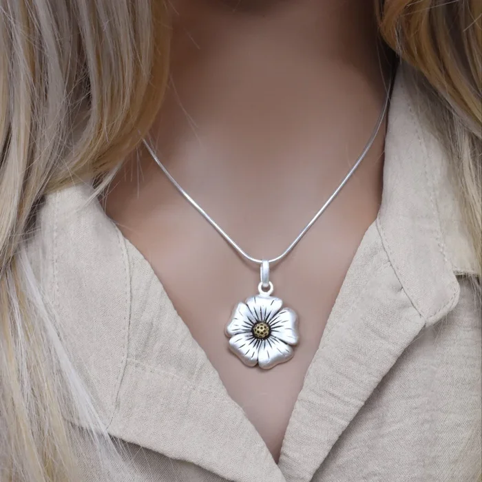 Liquidación – Colgante de flor de plata de ley 925 en dos tonos – SPP00050