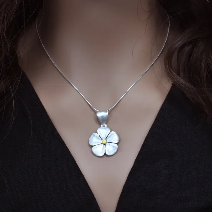 Liquidación – Colgante de flor en plata de ley bitono con acabado mate – SPP00016