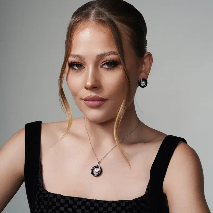 Liquidación – Conjunto de aretes y collar colgante con circonitas transparentes de ónix negro abierto y baño de rodio en plata 925 – BGS00072