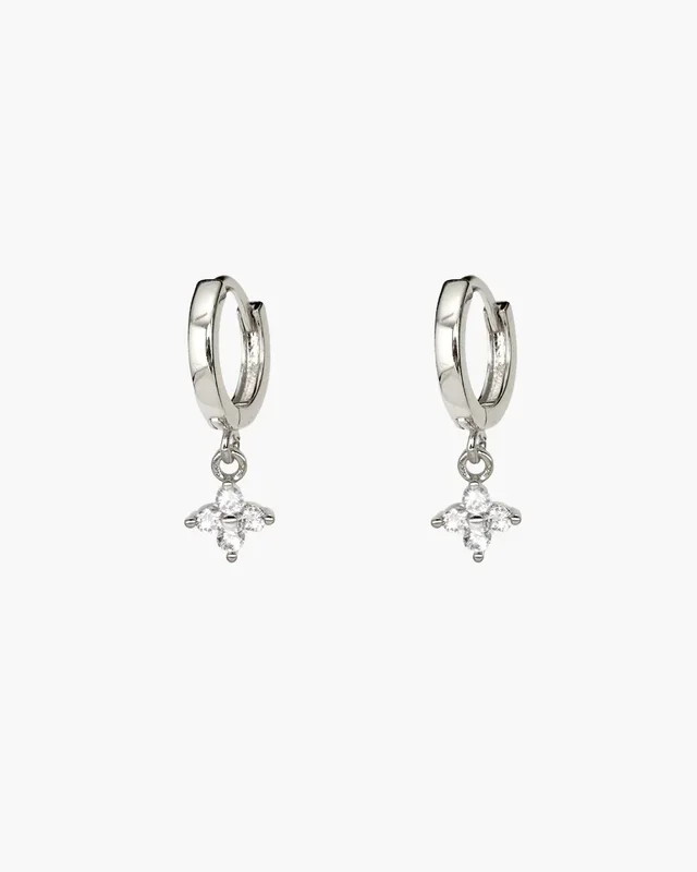 Mini Orecchini a Cerchio Quadrifoglio in Argento