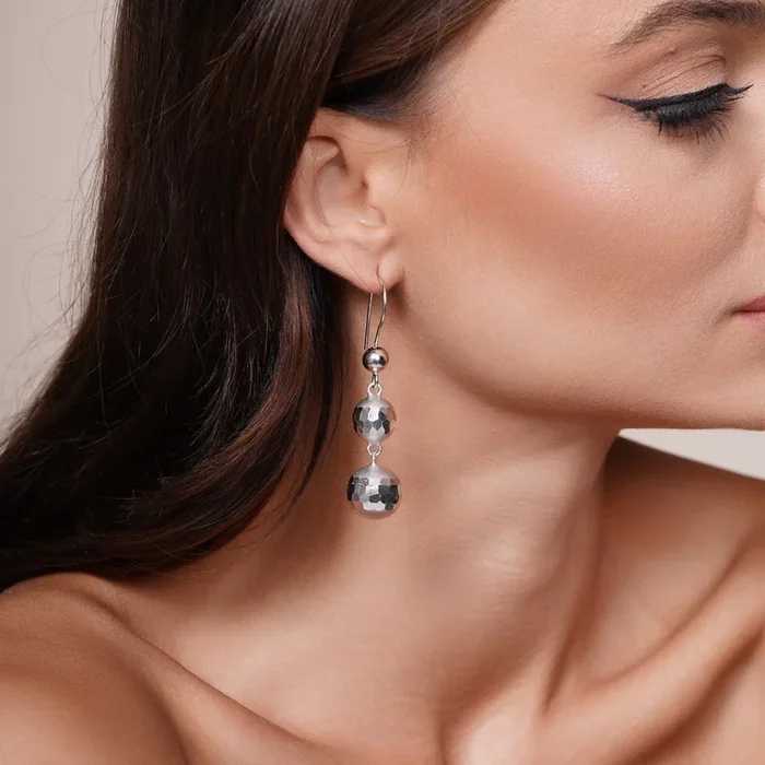 Pendientes de plata de ley 925 rodiada con cuentas redondas y facetadas – DSE00075