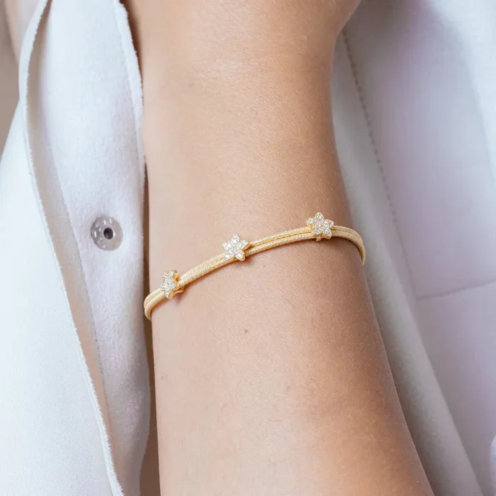 Pulsera de plata de ley 925 bañada en oro con dos hilos y dije de flor de circonita – ECB00055Y