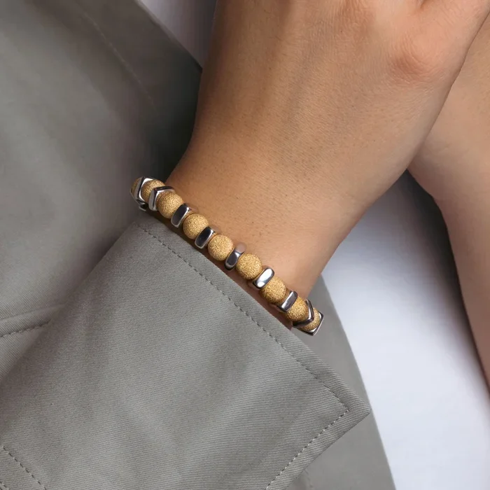 Pulsera italiana elástica con barra de cuentas brillantes de plata de ley 925 bañada en oro – ITB00089GP