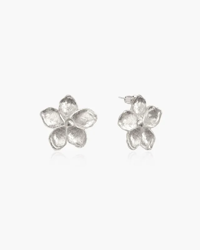 Strukturierte Blumenohrringe in Silber