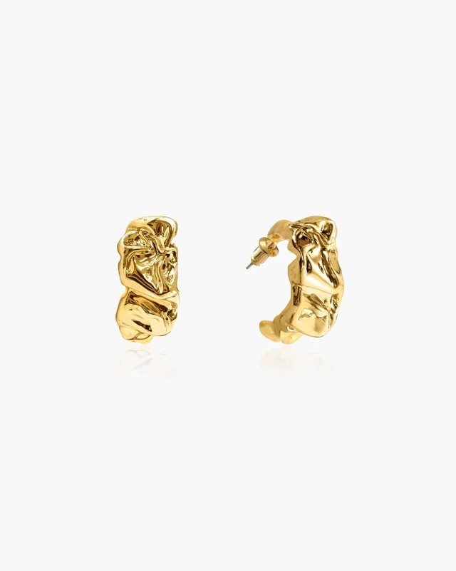 Strukturierte geschmolzene Ohrringe in Gold