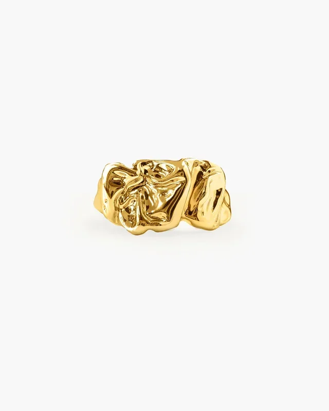 Strukturierter geschmolzener Ring in Gold