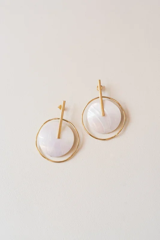 The Magnificent Earrings – Pearlescent