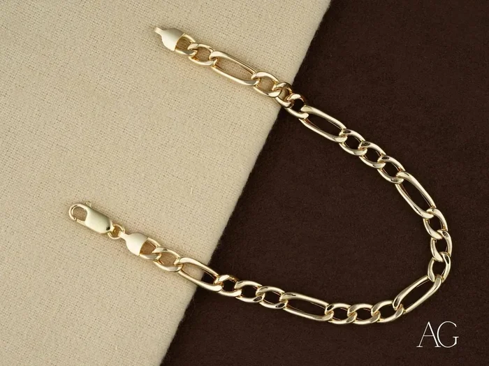Timeless love: 18k gold figaro bracelet