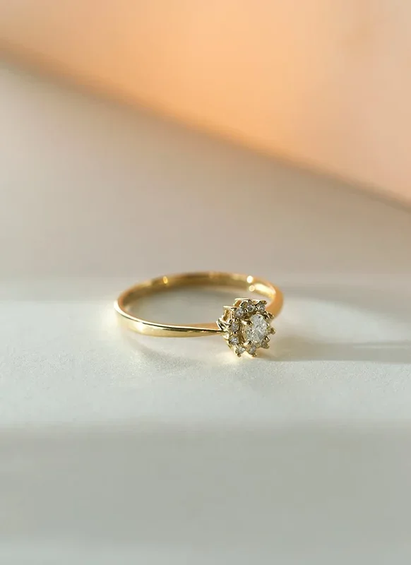 Triss ovaal halo diamant ring 14k goud