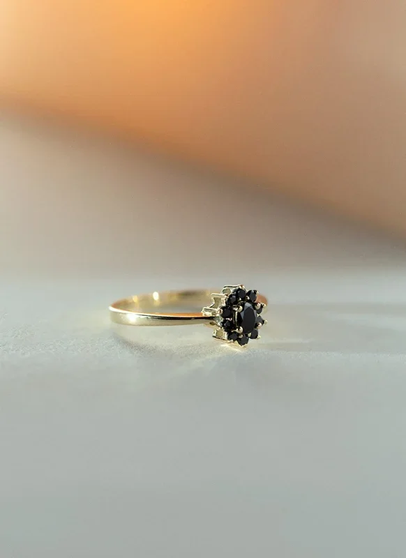 Triss ovaal halo zwarte diamant ring 14k goud